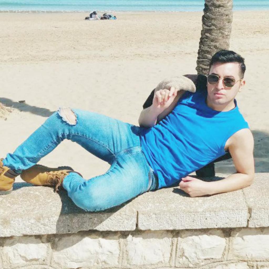 697824404: Chica busca chico en Barcelona