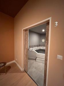 623932993: Chica busca chico en La Coruña