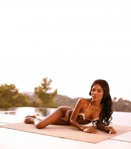 696227760: Chica busca chico en Ibiza