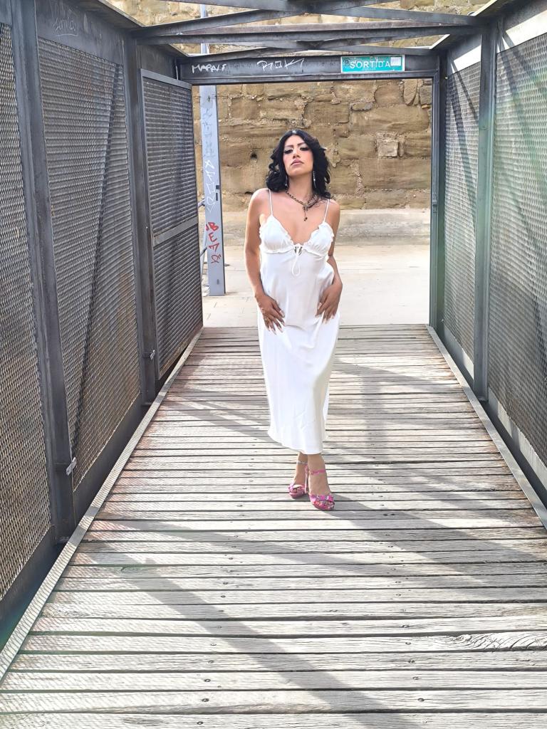 612213286: Chica busca chico en Barcelona