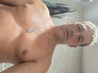 686104020: Chico busca chica en La Coruña