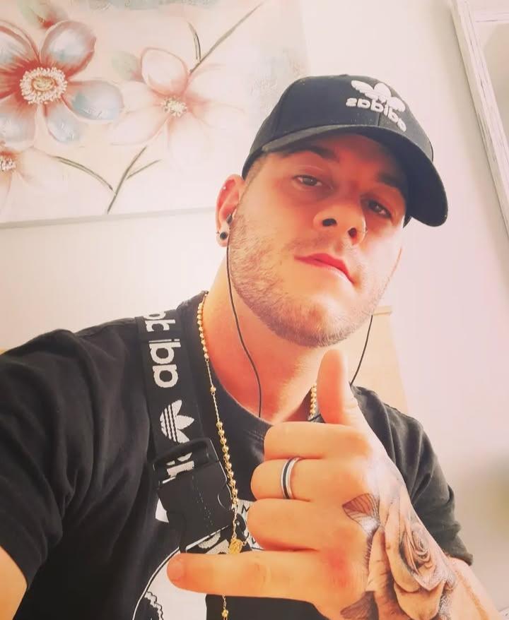 Chico busca chica en Sevilla: 