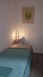 677628255: Chica busca chico en Madrid