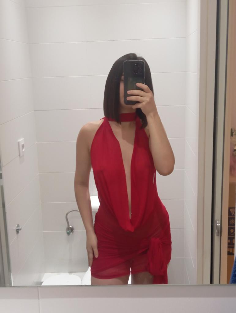 664679165: Chica busca chico en Barcelona