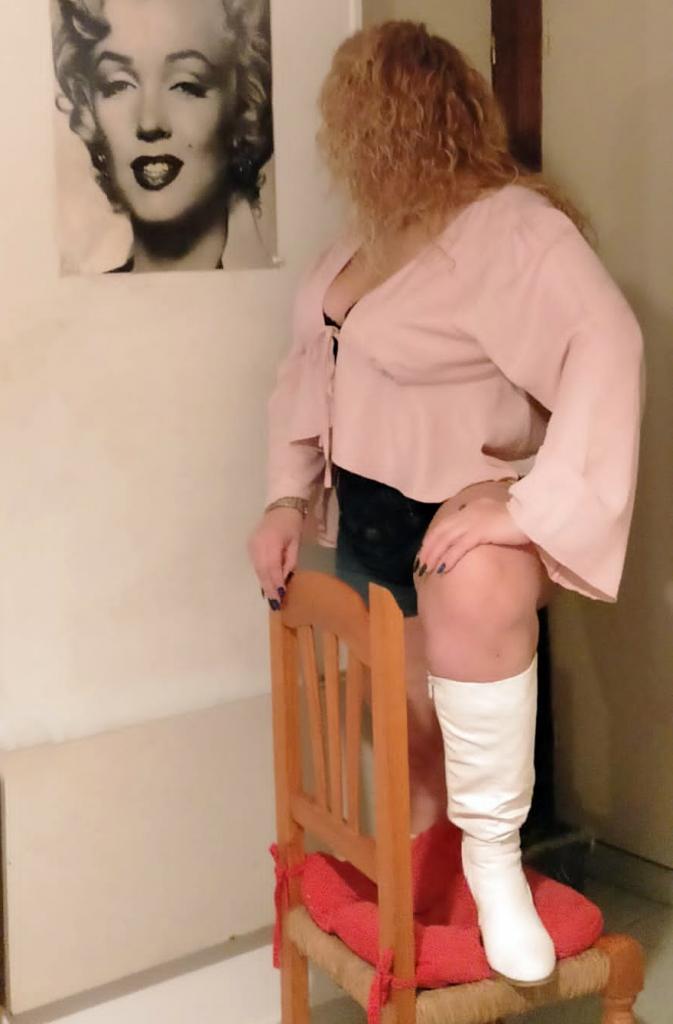 665585135: Chica busca chico en Barcelona