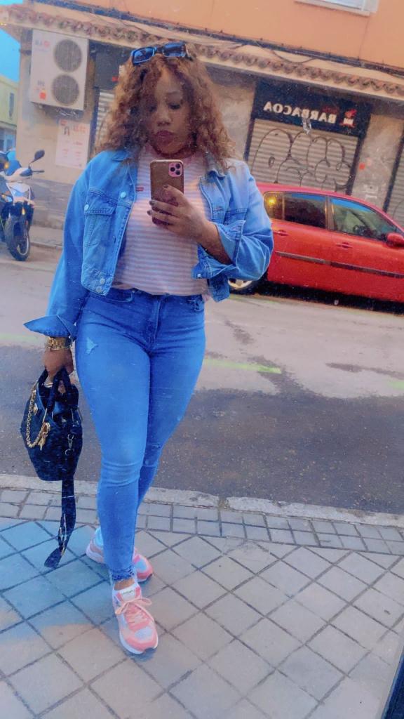 613697136: Chica busca chico en Barcelona