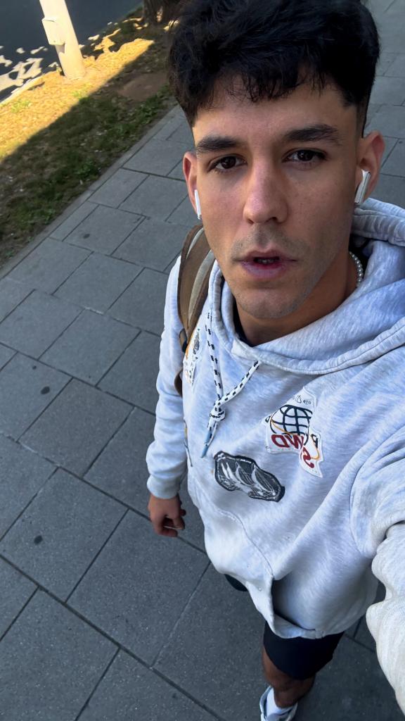 665891530: Chico busca chica en La Coruña