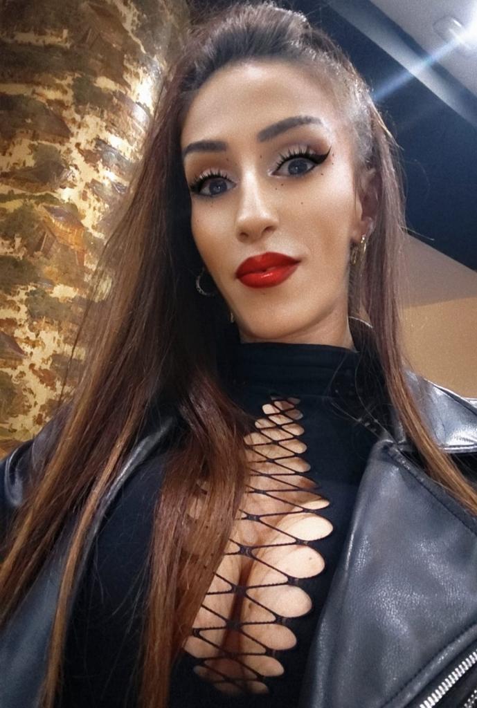 663973604: Chica busca chico en Ibiza