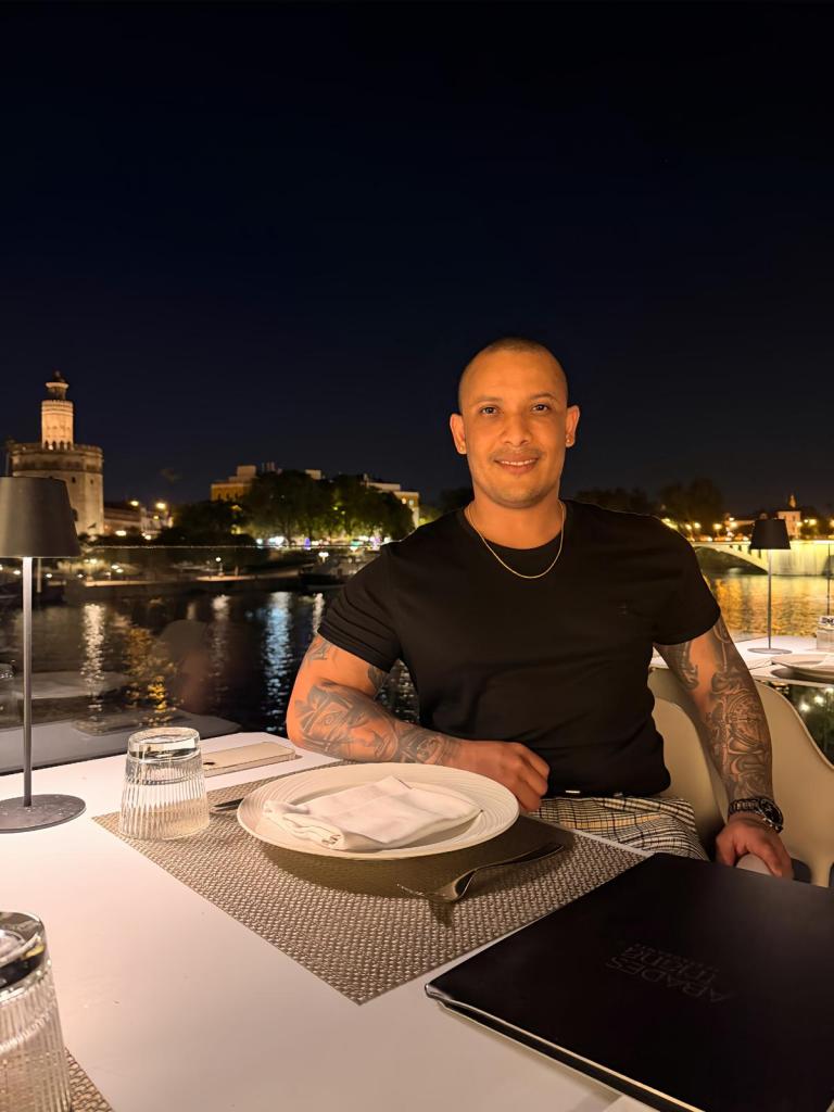 Chico busca chica en Sevilla: 