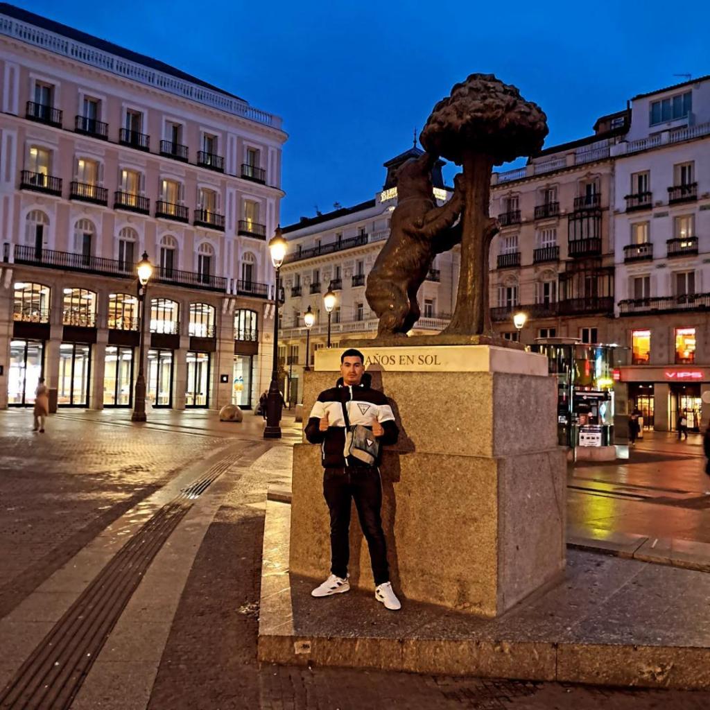 664054443: Chico busca chica en Granada