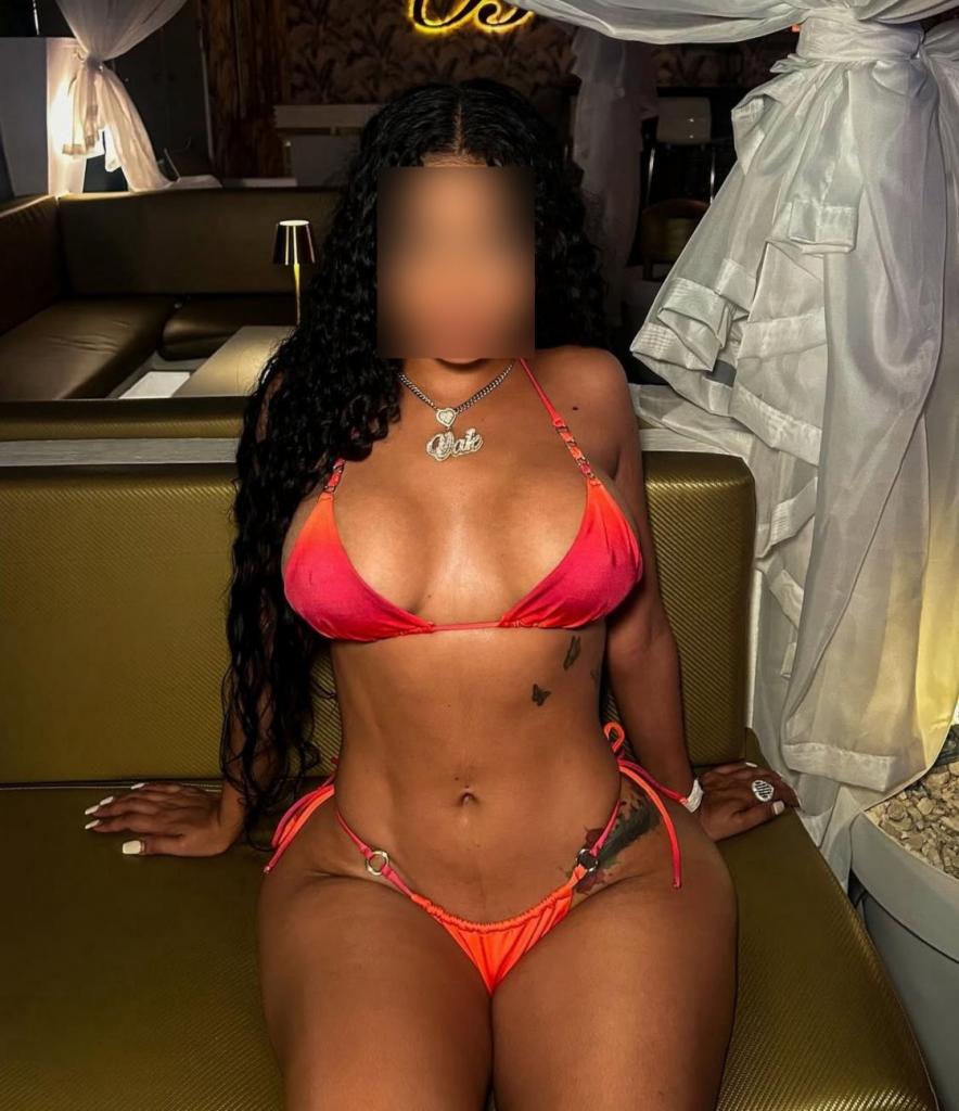 667590915: Chica busca chico en Barcelona