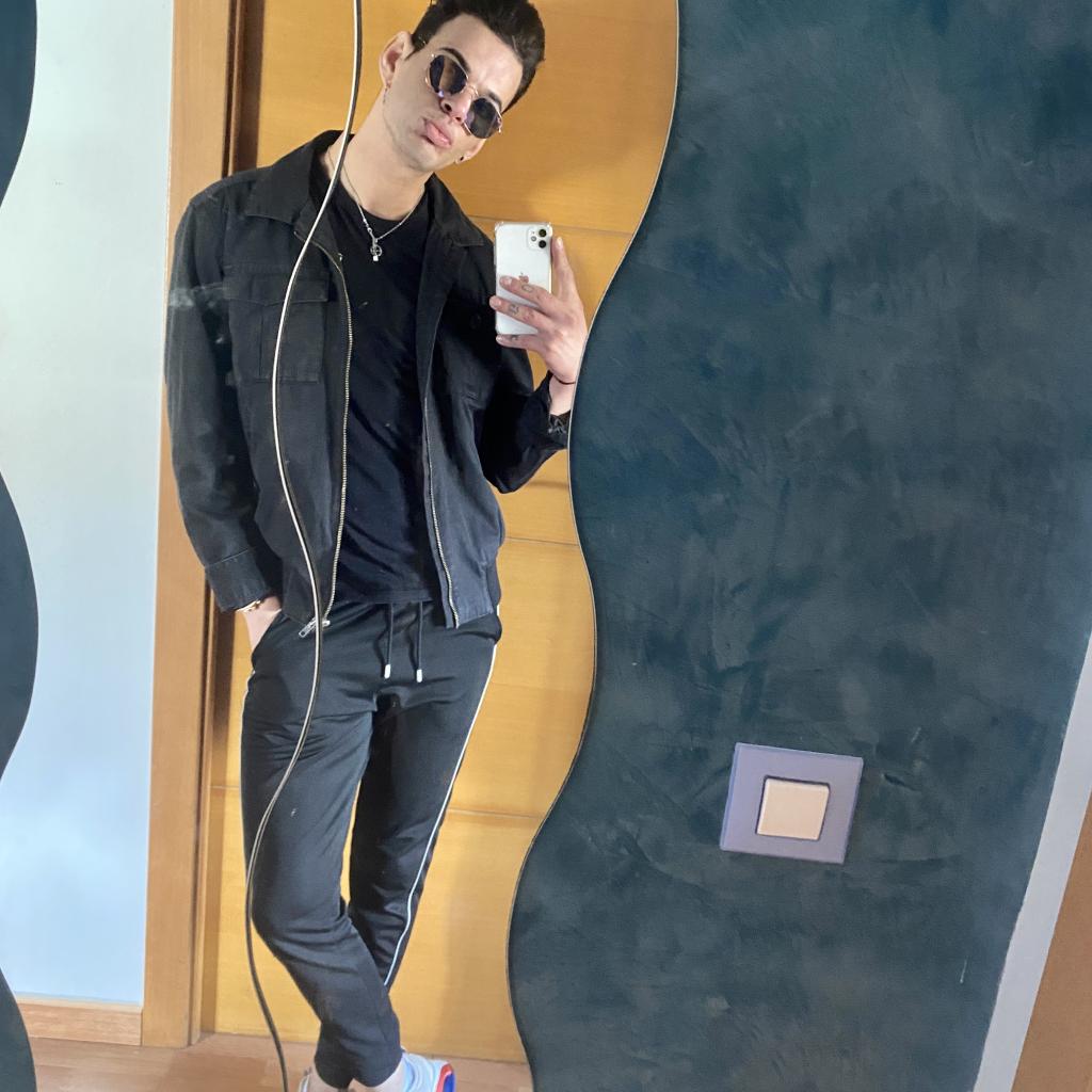 Chico busca chica en Sevilla: 