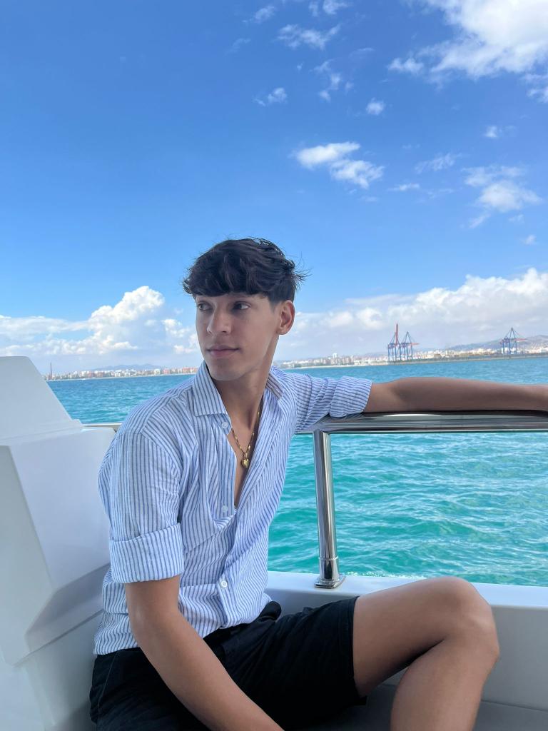 674344545: Chico busca chica en Málaga