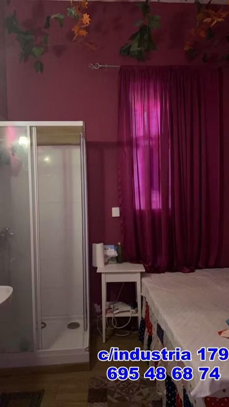 695486874: Chica busca chico en Barcelona